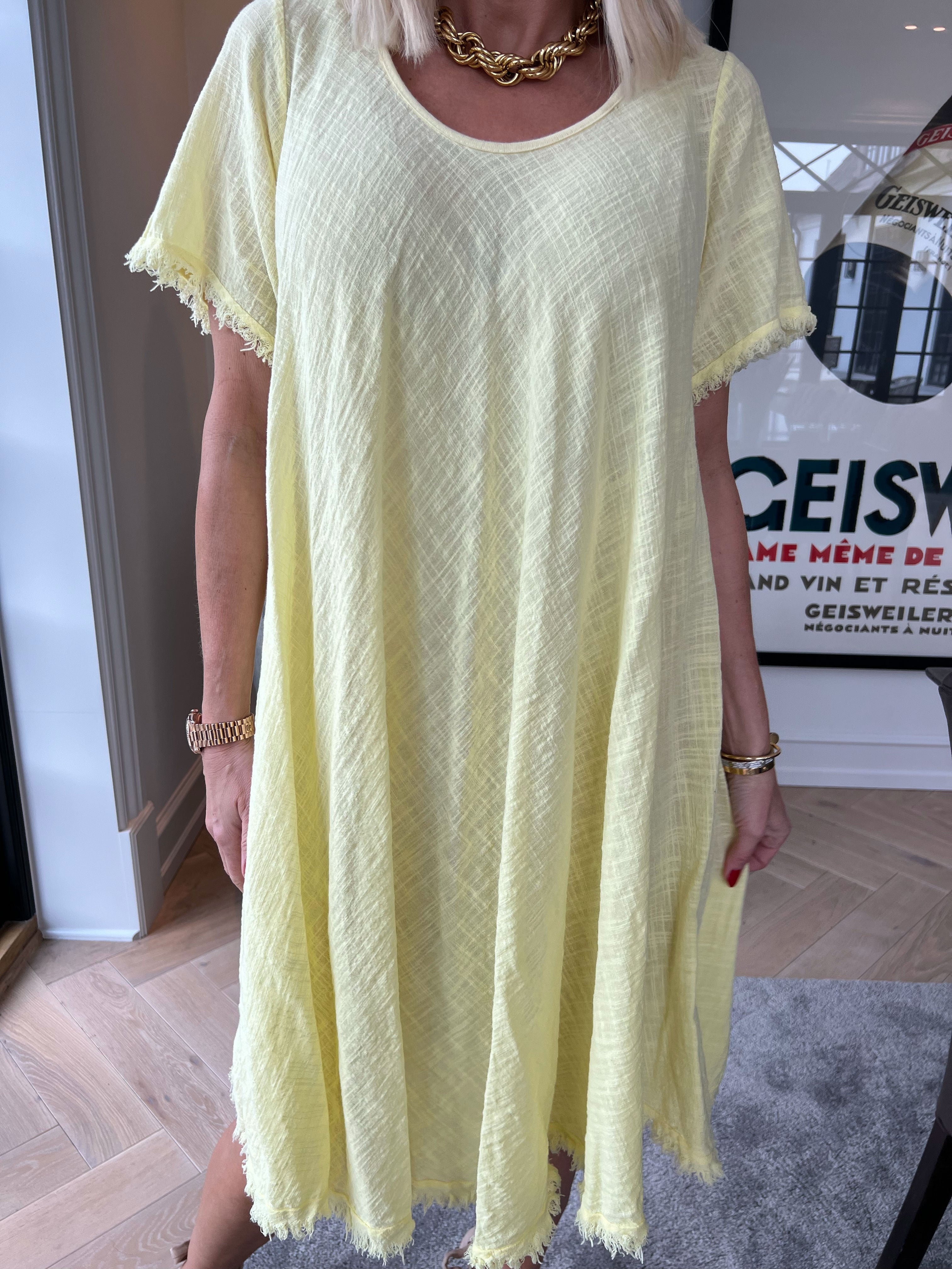 Slone - Sød bomuldskjole i hørlignende stof med frynsekant forneden og ved ærmer